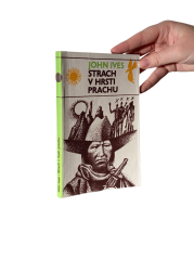 Strach v hrsti prachu